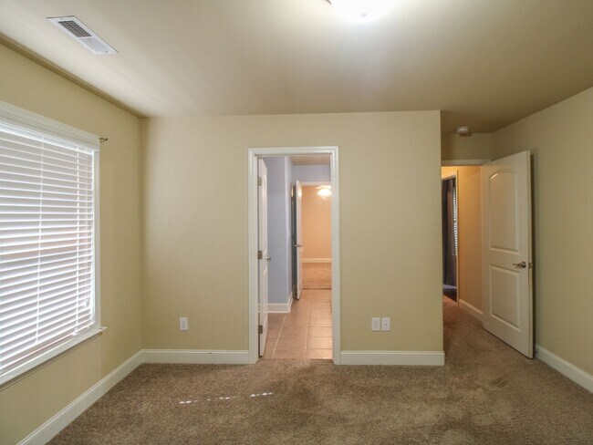 Building Photo - 4 Bedroom Home  in Athens City!