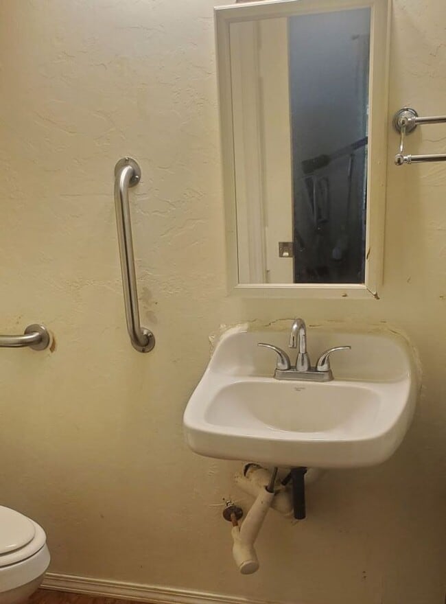 Building Photo - Handicap Accessible 2 bd, 2 ba - Beautiful...