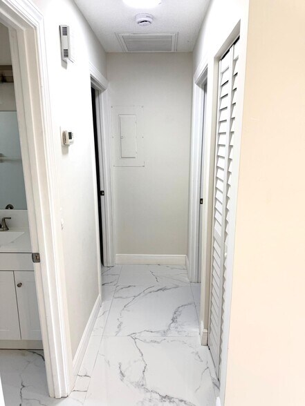 Building Photo - 699 NW Riverside Dr