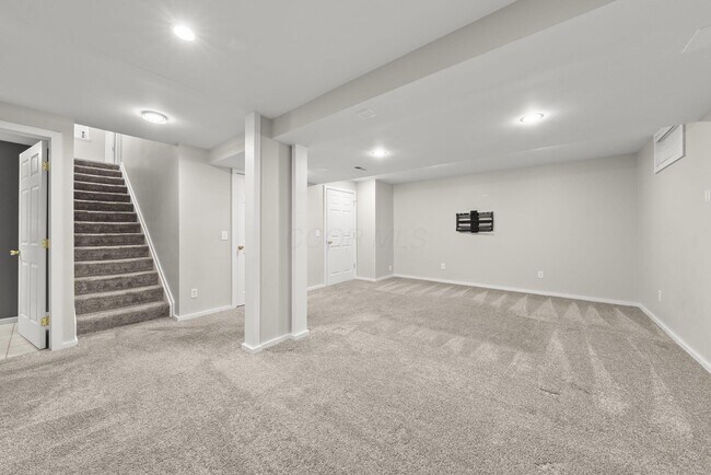 Building Photo - 397 Abbotsbury Dr