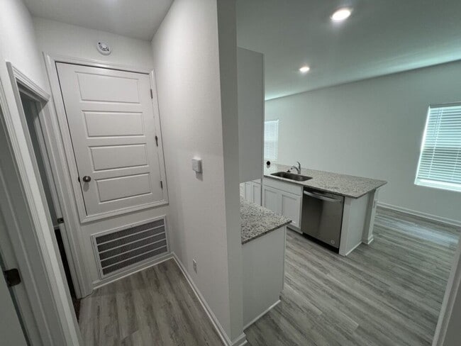 Building Photo - Charming 3 Bed, 2 Bath Home in Prime Locat...