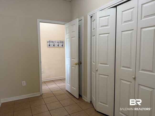 Building Photo - 1153 Sloane Cove