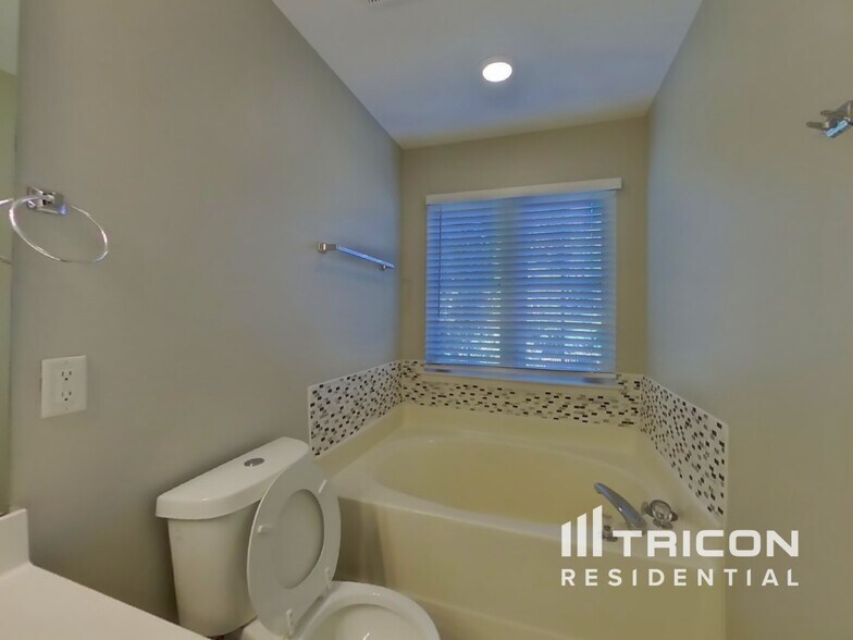 Building Photo - 2536 Bayview Dr