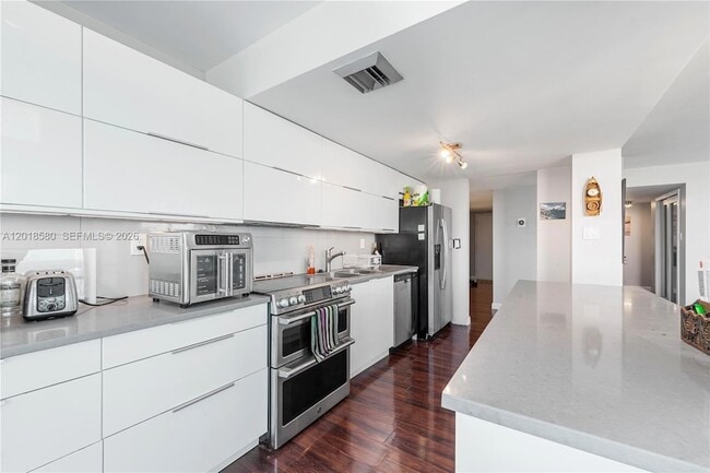 Building Photo - 18011 Biscayne Blvd