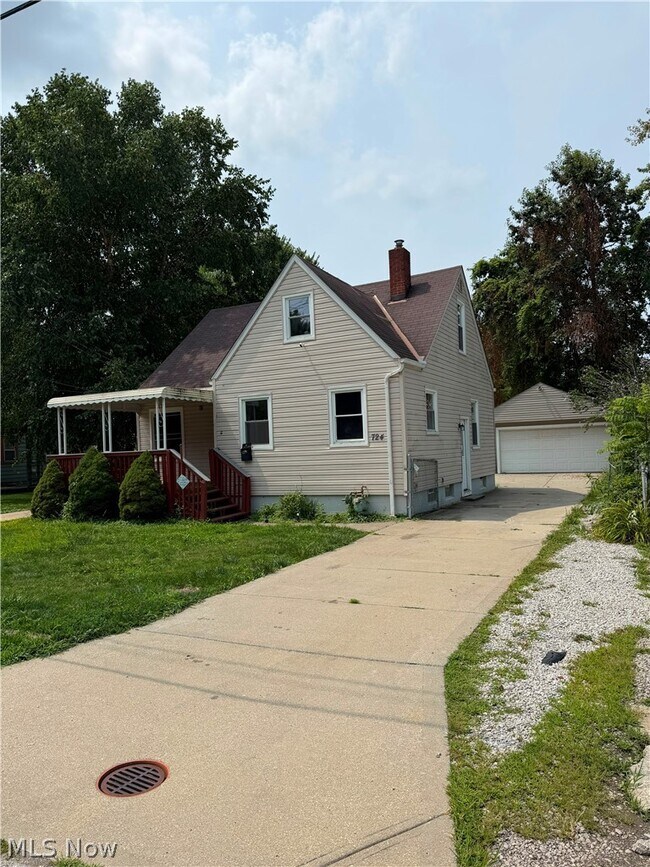 Building Photo - 724 E 341st St