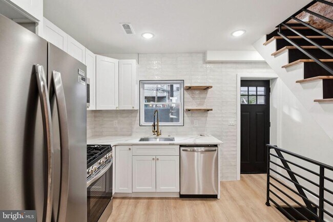 Building Photo - 1544 S Bambrey St