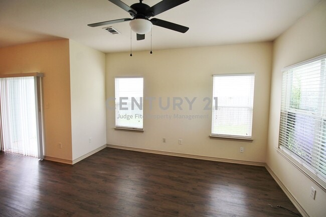 Building Photo - Well Maintained 2/2/1 Duplex For Rent!