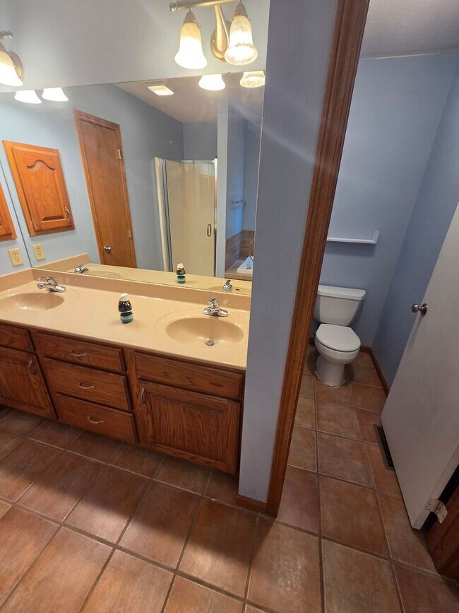 Building Photo - Large 4 Bedroom 3 Bath Single Family