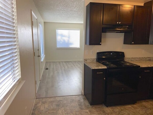 Building Photo - Reno Duplex - 1 Pet Friendly, Garage, Dish...