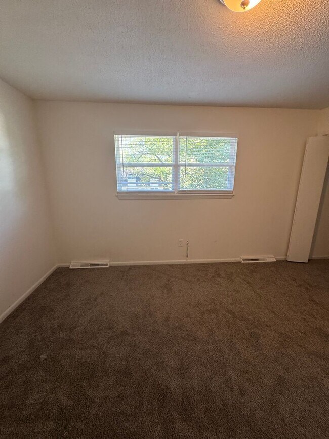 Building Photo - 4335-4335 W Bethany Dr