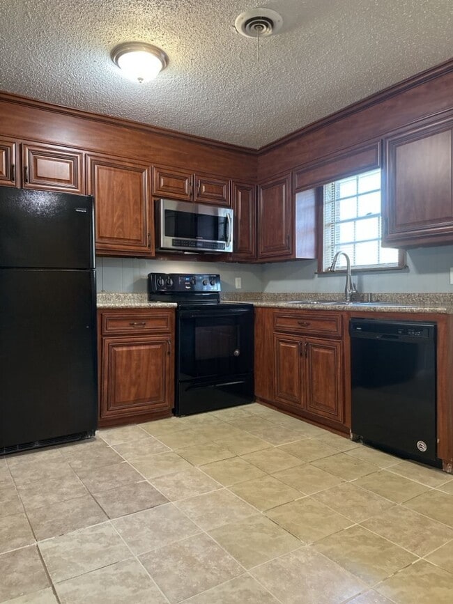 Building Photo - Great 3 Bedroom 2 Bathroom Available Now