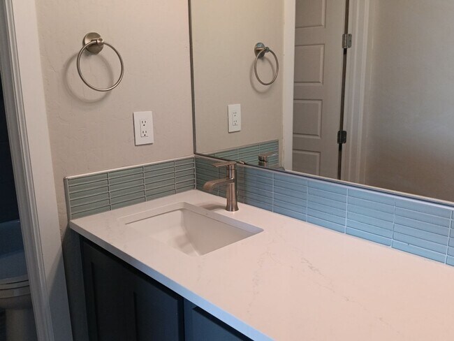 Building Photo - Stunning 4-bedroom, 3.5-bathroom home loca...