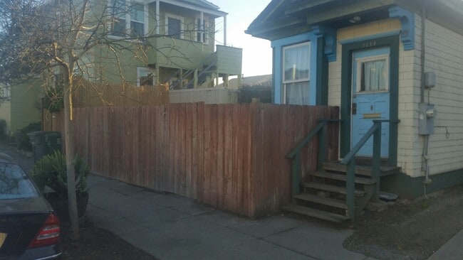 Building Photo - 2144 Bonar St