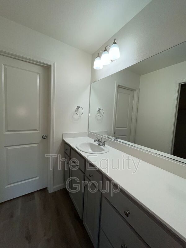 Building Photo - 7039 W Wren Ave