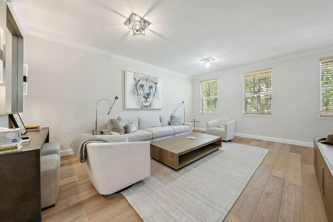 Building Photo - 696 Fern St