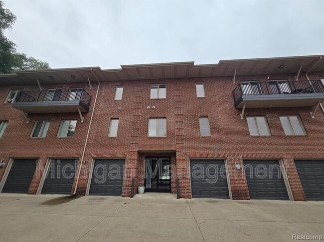 Building Photo - 2735 E Maple Rd