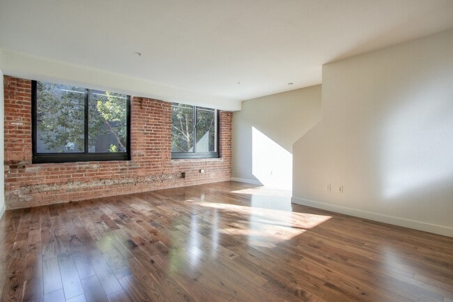 Building Photo - 3 Level Loft at Plant 51- 2 Bed/2 Bath - Exposed Brick