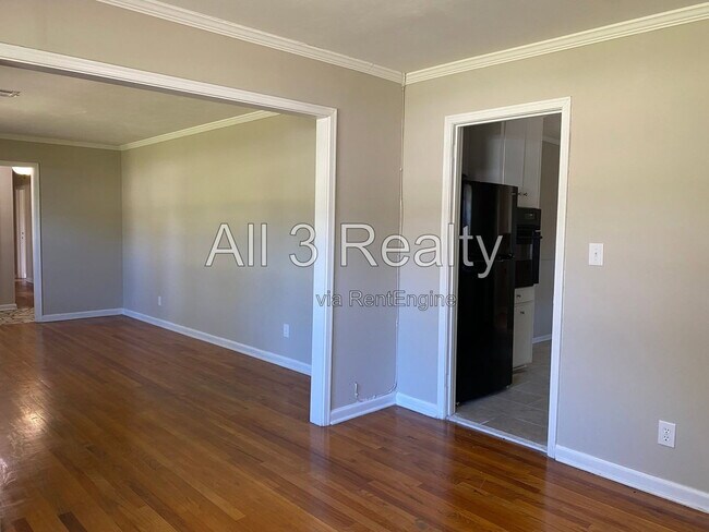 Building Photo - 3012 Lansdowne Dr