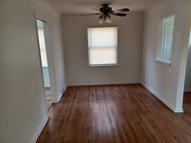 Building Photo - 9814 Quandt Ave