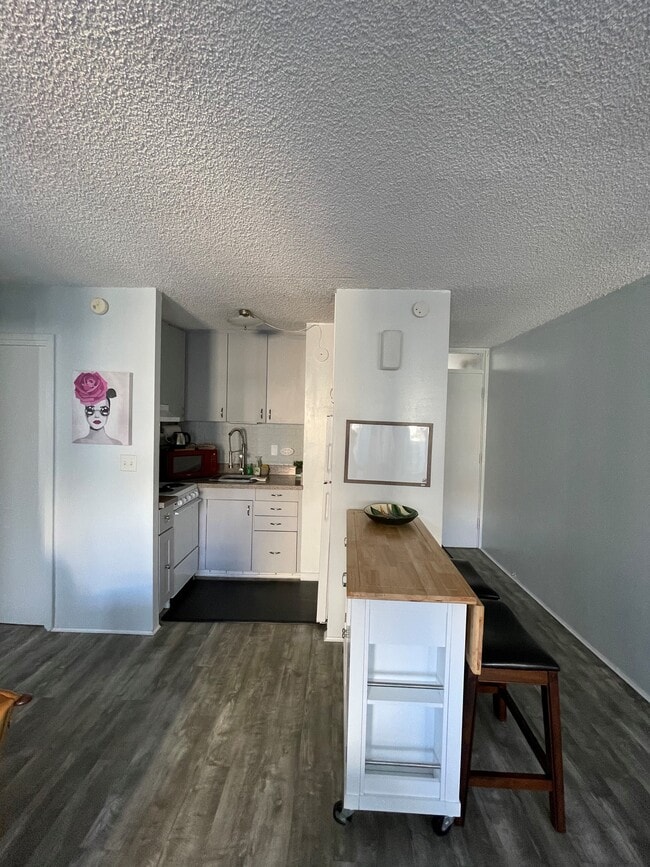 Building Photo - Ala Wai Townhouse