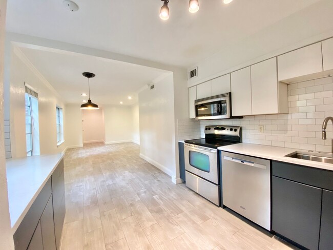 Building Photo - Recently Renovated 2 bed with Private Pati...