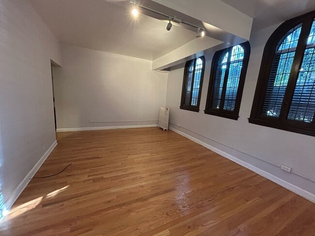 Building Photo - 4515 N Wolcott Ave