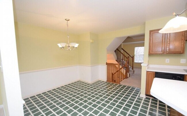 Building Photo - Beautiful Townehome - Lees Hill Community