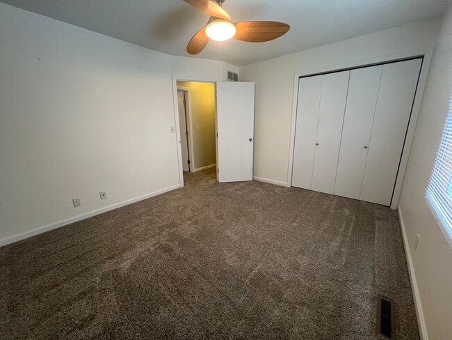 Building Photo - Immaculate 4 bed home in Bloomington