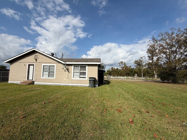 Building Photo - Spacious yard-3/2 available now!