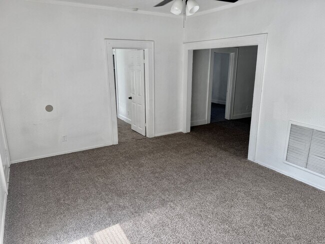 Building Photo - 3/1 Located in South St. Pete!