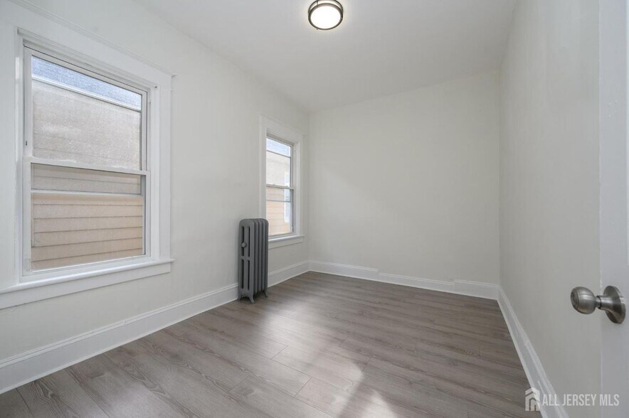 Building Photo - 377 Delavan St