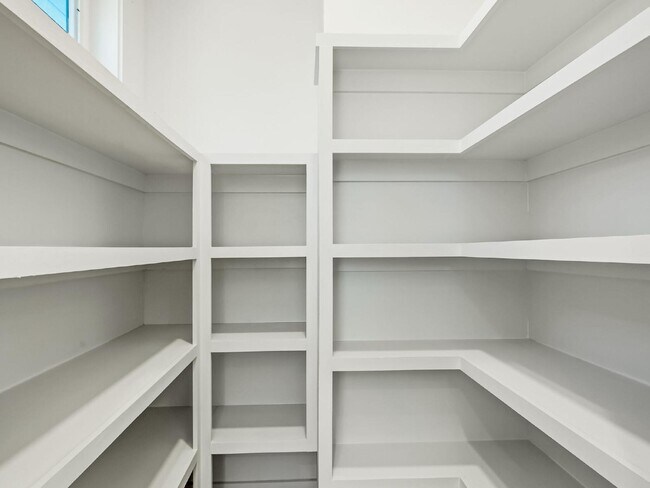 Building Photo - Custom 3 story home in the heart of Belmont/Optimist Park!