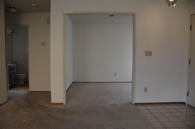 Building Photo - Hillcrest area 2 bedroom, 2 bath with 2 ca...
