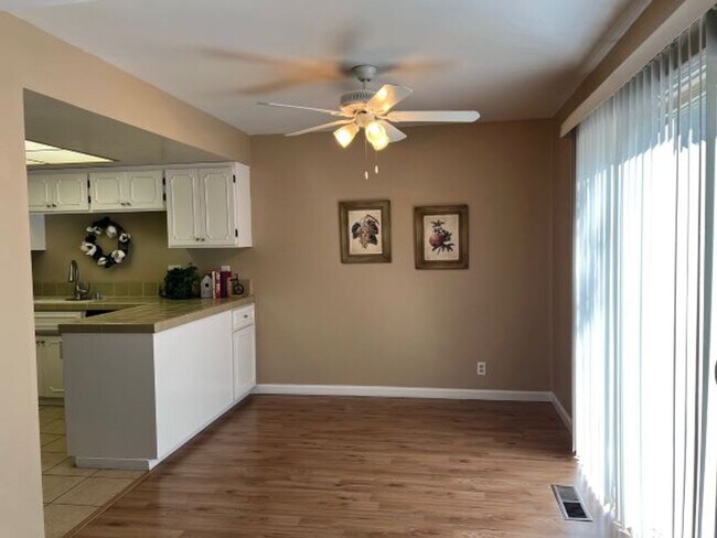 Building Photo - Spacious Los Gatos town home with two car garage.