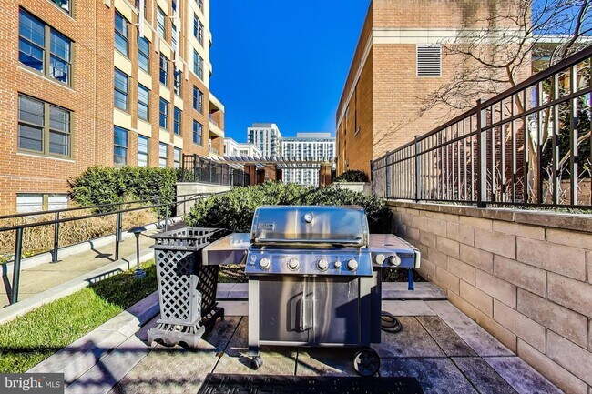 Building Photo - 717 President St