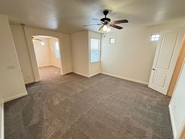 Building Photo - 10735 Knickerbocker Ave