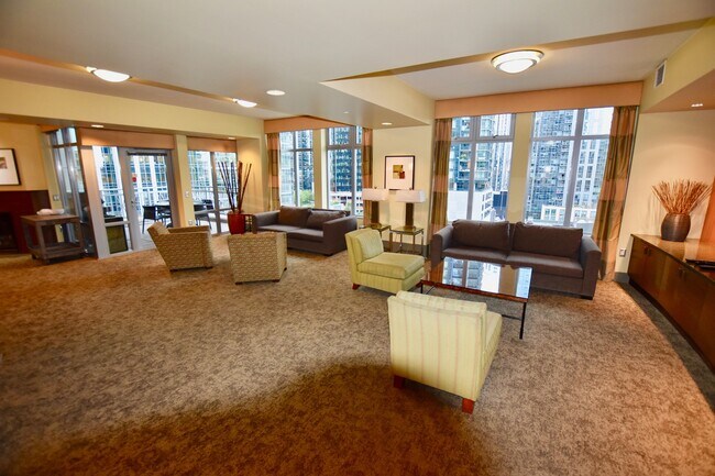 Building Photo - Beautiful Downtown 2 Bedroom Condo - Spaci...
