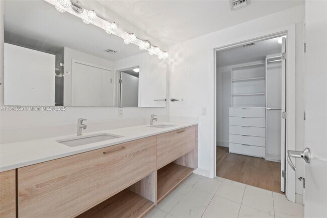 Building Photo - 16385 Biscayne Blvd