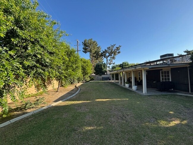 Building Photo - Stockdale Country Club 3 Bedroom Home with Paid Solar, Sunroom, RV Parking, and Ample Storage