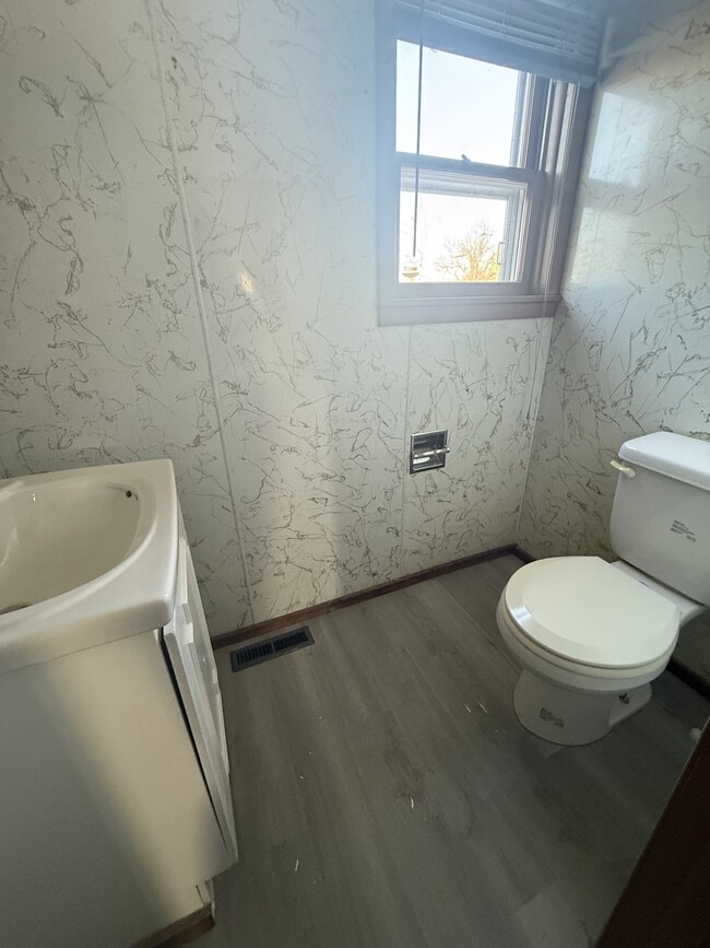 Building Photo - 1230 E 6th Ave