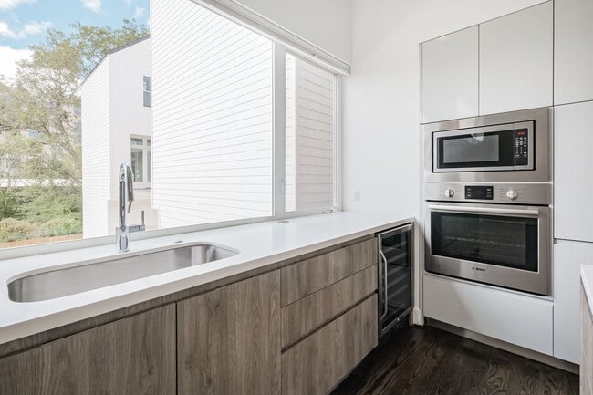 Building Photo - Welcome to this absolutely STUNNING Townhome!!