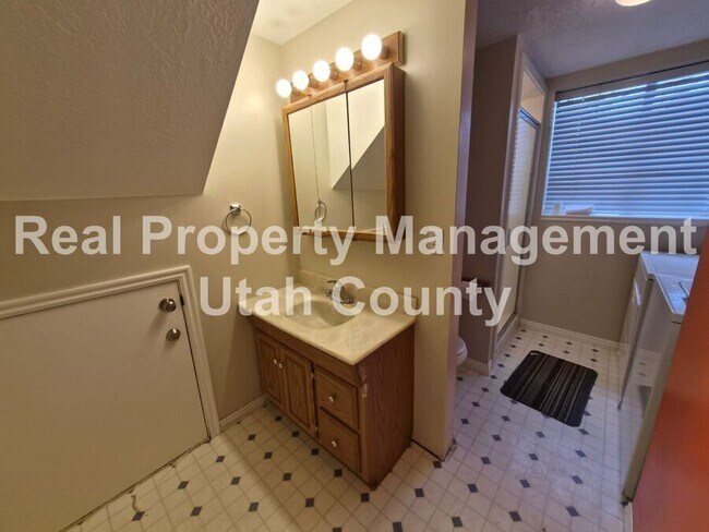 Building Photo - 510 E 300 S