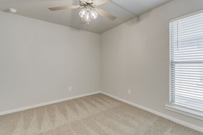 Building Photo - 1/2 off First Months Rent! Wonderful 3/2/2...