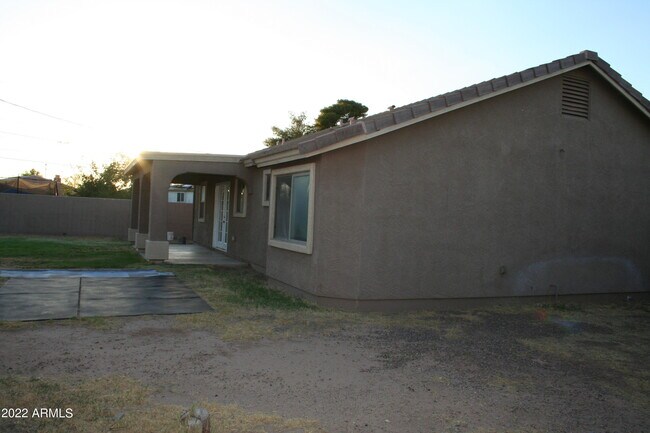 Building Photo - 11207 W Hopi St
