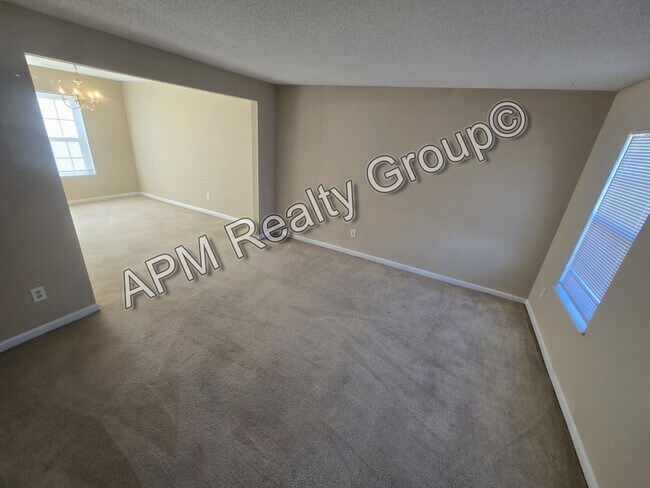 Building Photo - Spacious three bedroom home in the Northeast