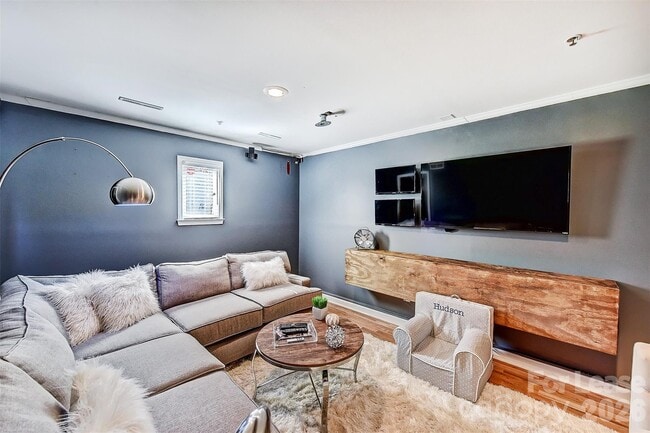 Building Photo - 343 W 7th St