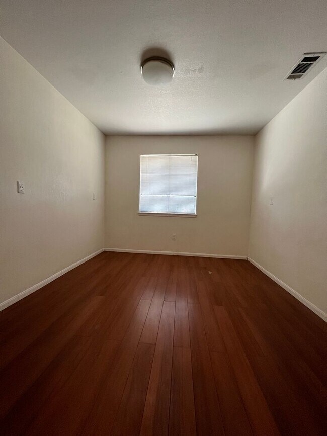 Building Photo - 3 bedroom 2.5 bath Home with a Bonus Room ...