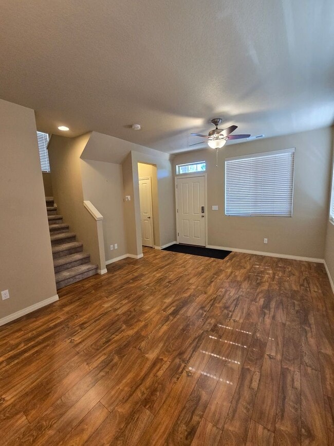Building Photo - Small Dog Friendly 2 Bedroom 1.5 Bath Hous...