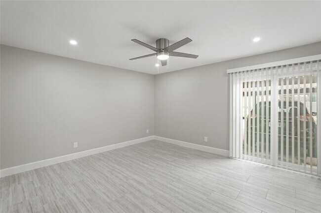 Building Photo - 2121 Fountain View Dr