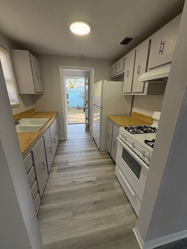 Building Photo - Great 2 large Bedrooms and 2 bath Beauty! Wonderful location. Call Sheila 407-687-7900